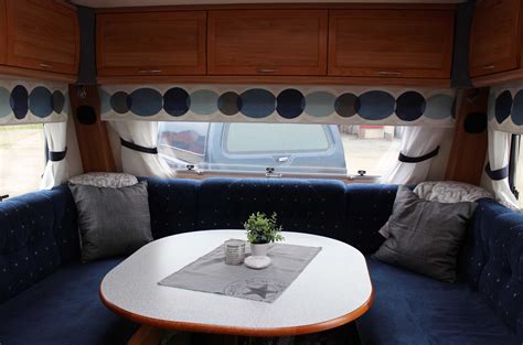 Toregårds lilla Lotta: Nya gardiner till husvagnen