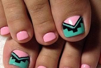 Empezamos con las tendencias 2020 de uñas decoradas de pies donde se mezclan colores, técnicas y estilos como es este modelo en rosa, con francesa en. Imagenes de modernos y lindos diseños de uñas para pies ...