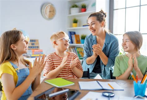 Ni Os Felices Y Profesores En La Escuela Imagen De Archivo Imagen De