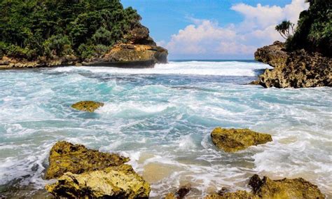 Pantai Batu Bengkung Pantai Indah Dengan Pemandangan Eksotis Di Malang Java Travel