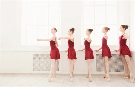 Niñas bailando ballet en estudio danza coreografiada por un grupo de