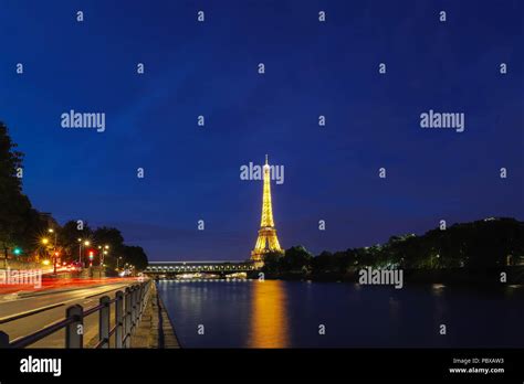 La Tour Eiffel Tour Eiffel Illuminée La Nuit Paris France Photo Stock Alamy