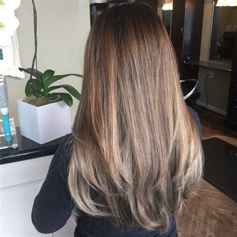 Boostez l'éclat et les reflets. Balayage blond ou caramel pour vos cheveux châtains ...