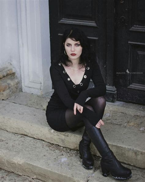 pin by ¡dark gothic macabre on góticas hot goth girls alternative fashion gothic beauty