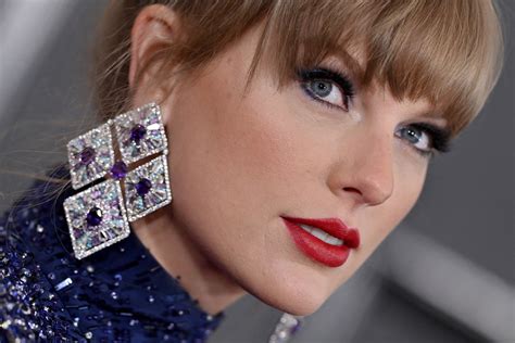 The Real Story Behind Taylor Swift S Signature Red Lip Parade