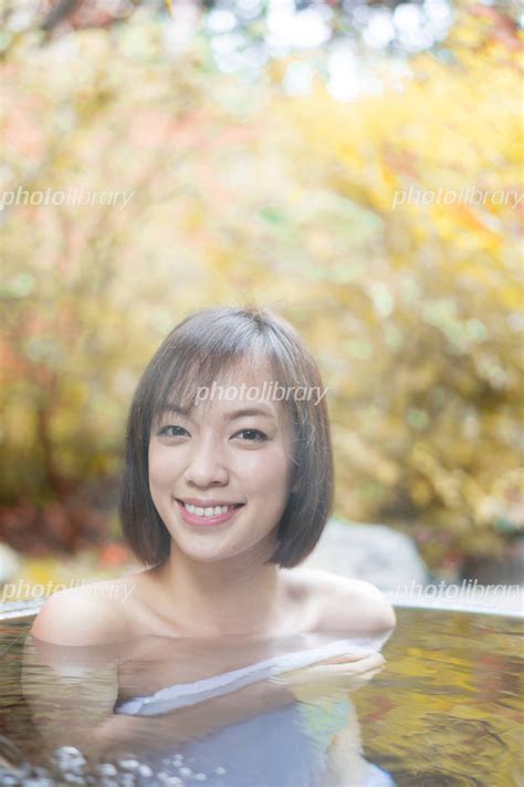 露天風呂に入る女性 写真素材 522979 フォトライブラリー photolibrary