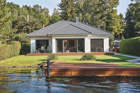 Located in löcknitz, hotel & restaurant haus am see features a restaurant, bar, shared lounge, and free wifi throughout the property. Bungalow am See | Baumeister haus, Haus, Baumeister