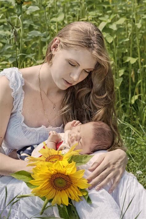 Jonge Moeder Met Baby Stock Afbeelding Image Of Jong 26168275