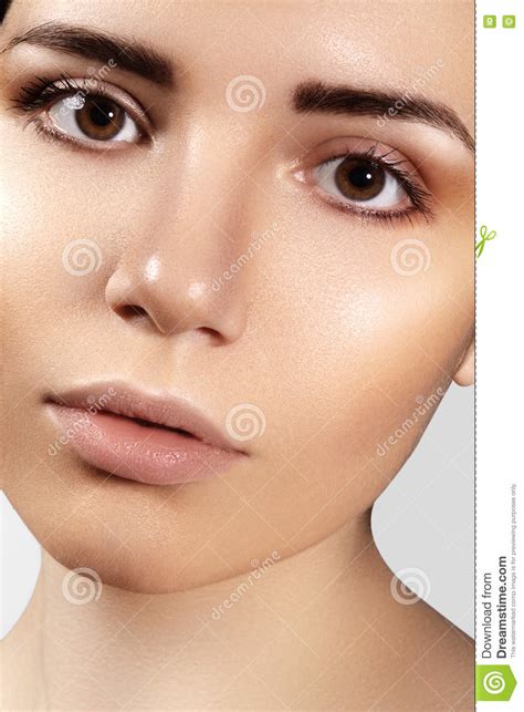 Mujer Joven Hermosa Con La Piel Brillante Limpia Perfecta Maquillaje Natural De La Moda Mujer