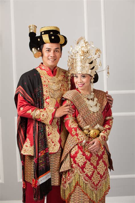 Prewedding Photo Wear Traditional Wedding Costume From North Sumatera