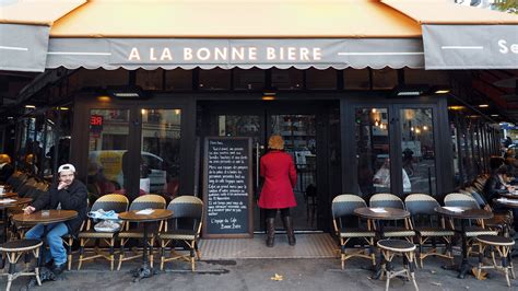 الموقع الرسمي لباريس سان جرمان. إعادة فتح مقهى قُتل رواده في هجمات باريس
