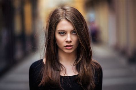 Портретное фото девушки с длинными волосами