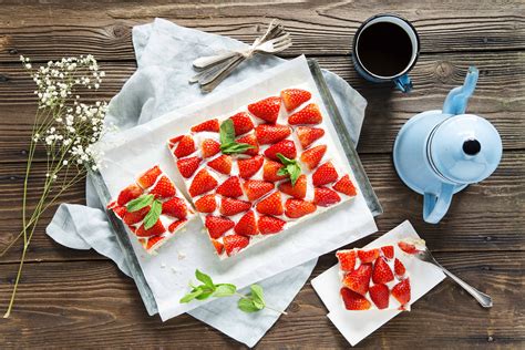 Maybe you would like to learn more about one of these? Erdbeerkuchen mit Schmand - für die große Runde vom Blech ...