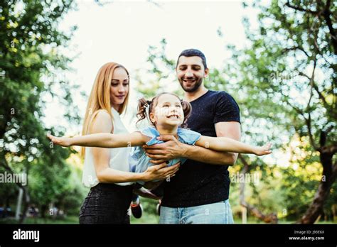 Glücklich fröhliche junge Familie Vater Mutter und Töchterchen Spaß im
