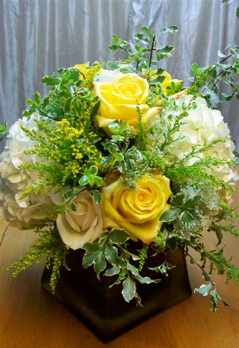 Pin By Mary Woodall On Pascha Flowers Rose Flower Arrangements