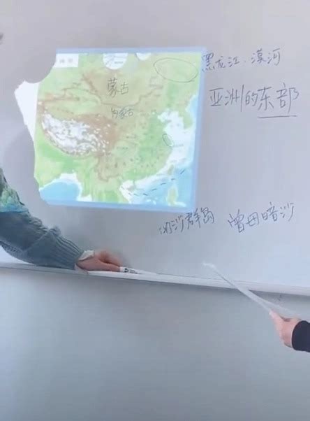 Những video trên kênh là những video duy nguyễn nói về kinh tế, tình hình đất nước, du lịch, bất động sản, cách làm giàu,. Học sinh lên bảng vẽ lại sau khi cô giáo chiếu bản đồ ...