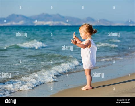 Kleines Mädchen Am Strand Stockfotografie Alamy