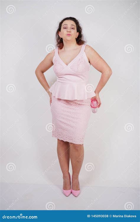 Mollige Vrouw In Roze Kleding Met Glas Water Op Witte Achtergrond In
