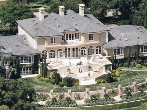 Pictured Here Is Oprahs Incredibly Fabulous Mansion That She Shares
