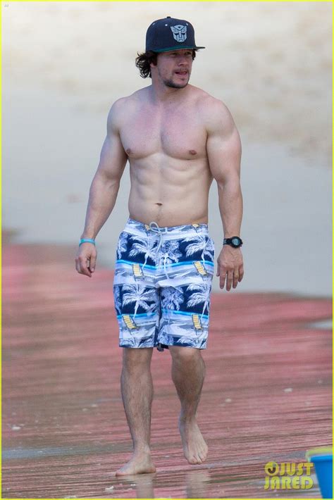 Photo Mark Wahlberg Shows Off Ripped Shirtless Body In Barbados