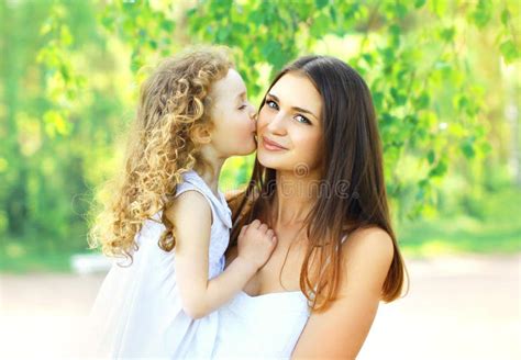 Fille Affectueuse Embrassant La Mère La Jeune Maman Heureuse Et L Enfant Dans Le Jour D été