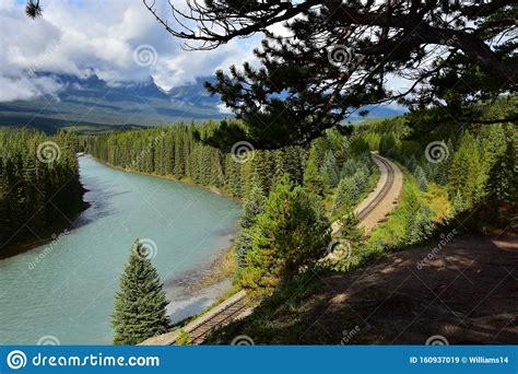 The Bow River Winds Through Bow Valley Stock Image Image Of Rocky