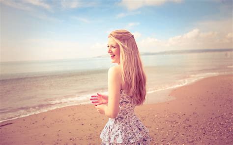배경 화면 햇빛 야외 여성 여자들 모델 금발의 일몰 바다 긴 머리 모래 애정 사진술 바닷가 드레스 웃고있는 아침 담홍색 감정 휴가 로맨스