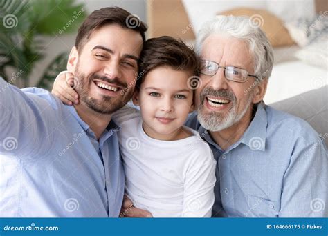 Feliz Abuelo Padre E Hijo Se Toman Selfie Imagen De Archivo Imagen