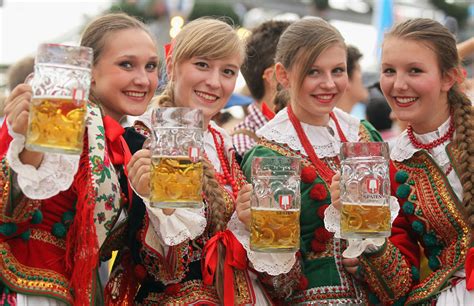 Vestidos Tradicionales Cocina Alemana Y Mucha Cerveza ¡el