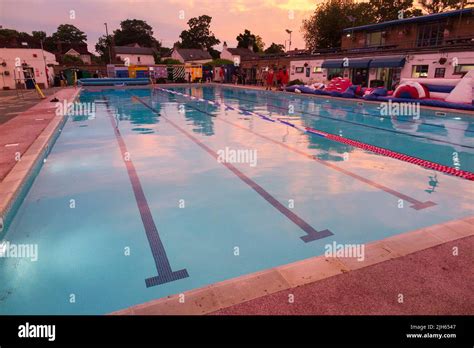 Hampton Open Air Swimming Pool On A Warm And Sunny Evening With Sunset Londonuk 131 Stock