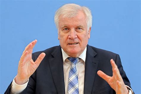 Minden tartománynak saját alkotmánya, költségvetése és fővárosa van. Kétarcú Németország: reformot akar a kormány