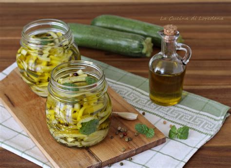 Portate a ebollizione l'acqua con l'aceto e aggiungete un. Zucchine sott'olio - Il profumo e il sapore dell'estate ...