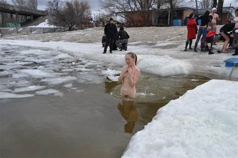 【画像】ロシアの寒中水泳に集まった美少女たちがエロすぎる… ポッカキット