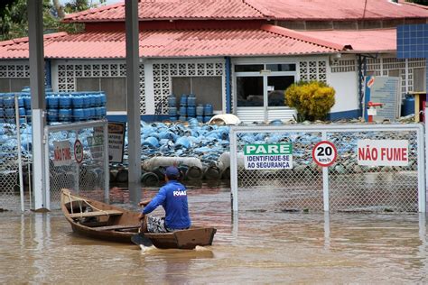 Cheia De Rio Coloca Capital Do Acre Em Estado De Alerta 06032014 Uol Notícias