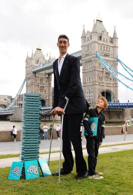 Longing For Love The Worlds Tallest Man And The First To Top 8ft For Ten Years Daily Mail