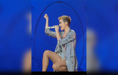 [pics] Katy Perry Suffers A Wardrobe Malfunction With Her Panties