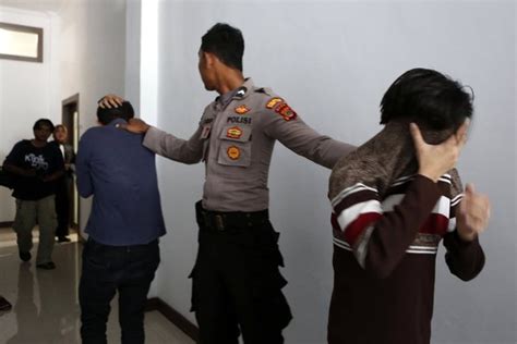 印尼兩名男子因發生同性性行為遭鞭刑 紐約時報中文網