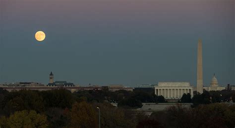 Supermoon Over Washington Dc The Moon Is Seen As It Rises Flickr