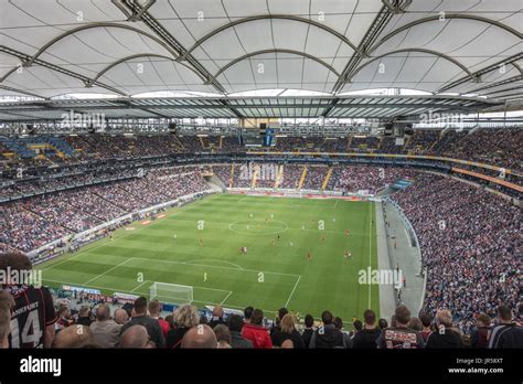 fußballstadion commerzbank arena bundesliga eintracht frankfurt closeable dachkonstruktion