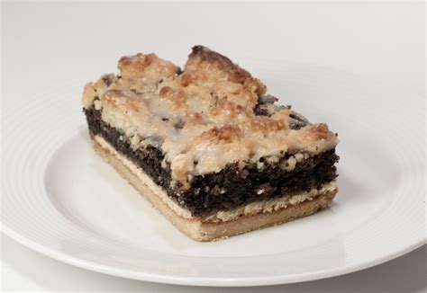 Она́ страсть как лю́бит пироги́. Mohnkuchen