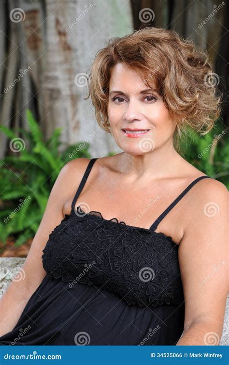 Belle Femme Mûre Photo Stock Image Du Older Extérieur 34525066