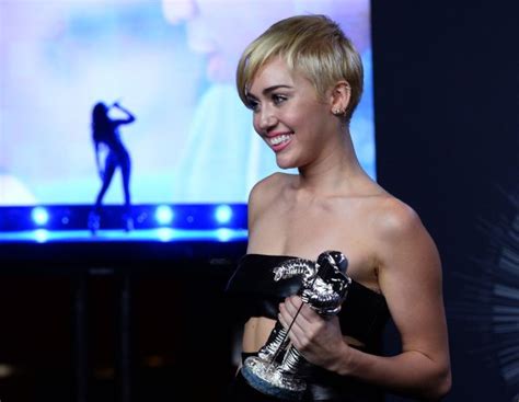 Miley Cyrus Dedicates Vmas Speech To Las Homeless Youth