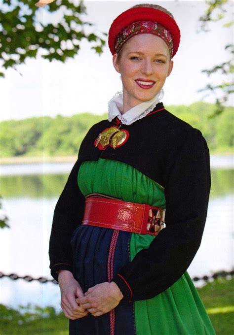 swedish folklore västra vingåker kvinnan bär en svart sk bindtröja skandianvian folklore