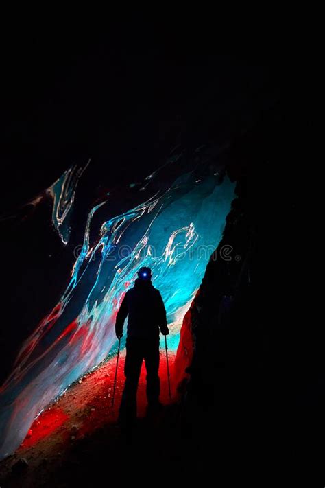 Hombre Con Faro En Asombrosa Cueva De Hielo Azul Imagen De Archivo