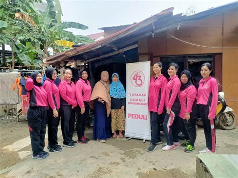 Bhayangkari Lubuk Baja Melaksanakan Bakti Sosial Baksos Kepada Warga