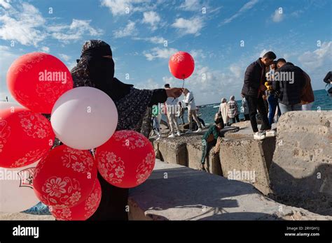 Eine Muslimische Frau Die Eine Schwarze Abaya Und Niqab Trägt Und Ballons Auf Der