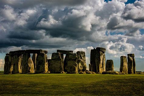 ☞ gales have a velocity of from about eighteen (moderate) to about eighty (very heavy) miles an our. Nueva teoría: Stonehenge fue construido primero en Gales y ...