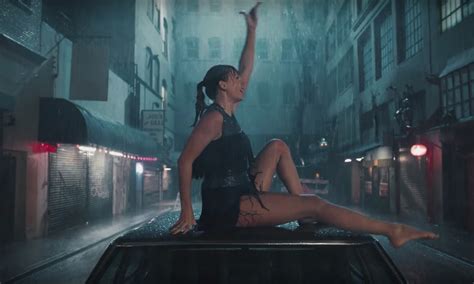 taylor swift s “delicate” music video is here and fans are obsessed with her dance moves