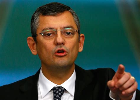 Diye merak ediyorsanız doğru sayfadasınız. Sözleri olay oldu CHP'li Özgür Özel nereli eşi kimdir işte ...