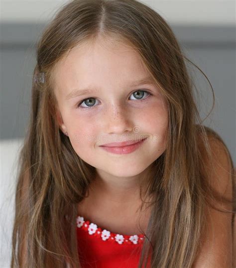 Lächelndes Kleines Mädchen Stockfoto Bild Von Mädchen 10488476